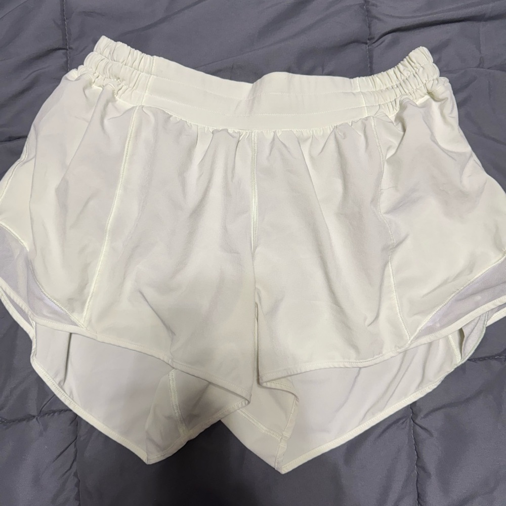 Lululemon 2.5 inch Lime hotty hot shorts